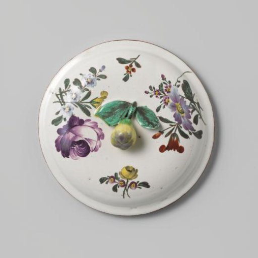Lid belonging to a tureen, polychromed with a bouquet of flowers