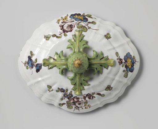 Lid of a tureen, multicolored painted with floral bouquets