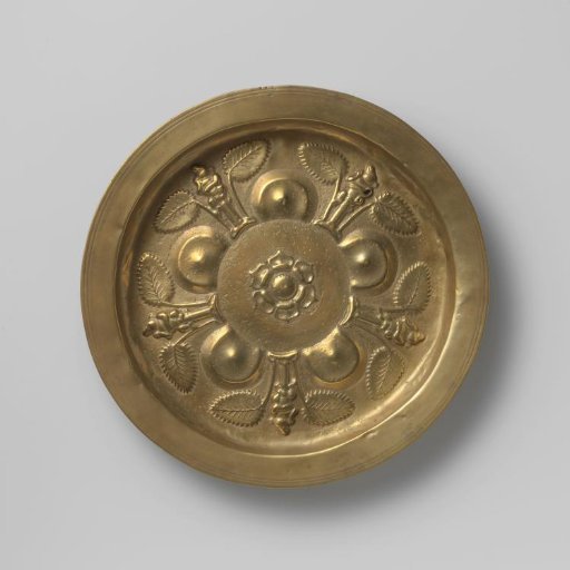 Dish with bears and leaf motifs