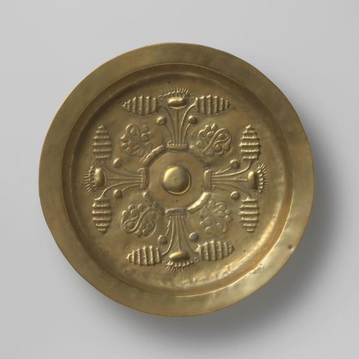 Dish decorated with four thistle flowers