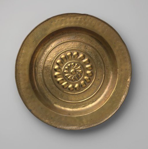 Dish with fish bladders, scrollwork and flowers