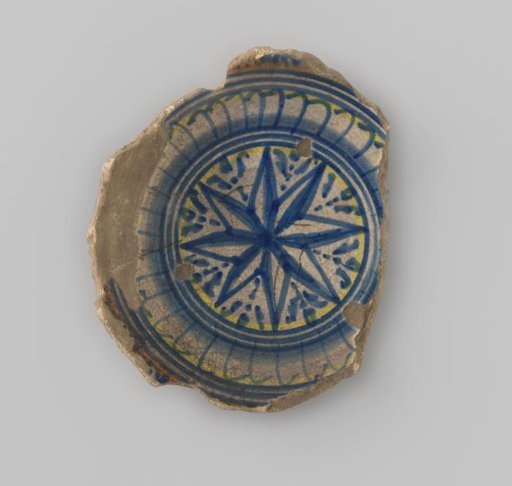 Earthenware dish, fragment with an eight-pointed star within concentric borders in the center