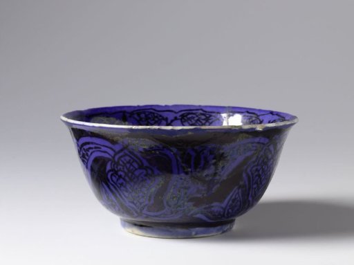 Bowl with a medallion and floral motifs