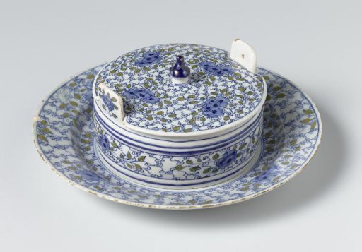 Saucer of a butter boat
