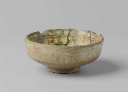 Bowl, polychrome decorated, with the coat of arms of Bentivoglio-Visconti on the bottom