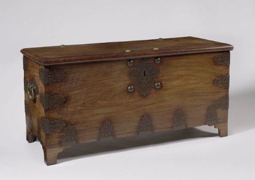 Chest of pine wood with copper fittings, with VOC and date 1728 on the back