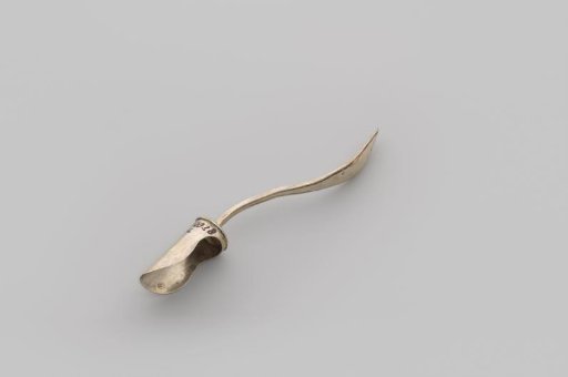 Shovel with coal-scoop-shaped basin