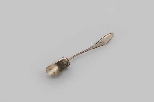 Shovel with coal-scoop-shaped basin