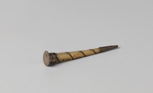 Pipe scraper of mother-of-pearl, mounted with silver