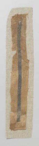 Band-shaped fragment with geometric pattern and notched edges