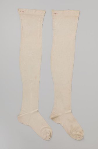 Stocking of white silk with an embroidered line on the heel, ending in a diamond shape
