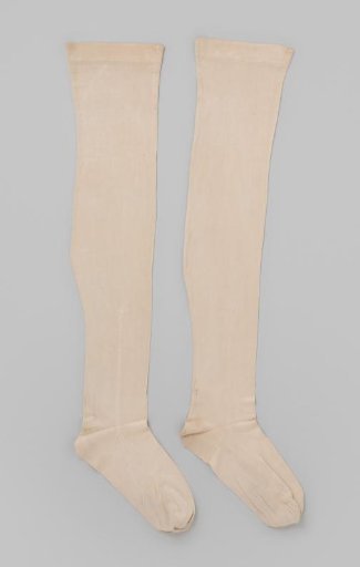 Stocking of white silk with a double line on the gusset, twice interrupted by a motif, ending in a diamond shape, with a narrow border