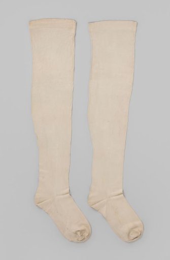 Stocking of plain white silk with an embroidered zigzag line on the instep, ending in a star-shaped motif, a single blue line along the border
