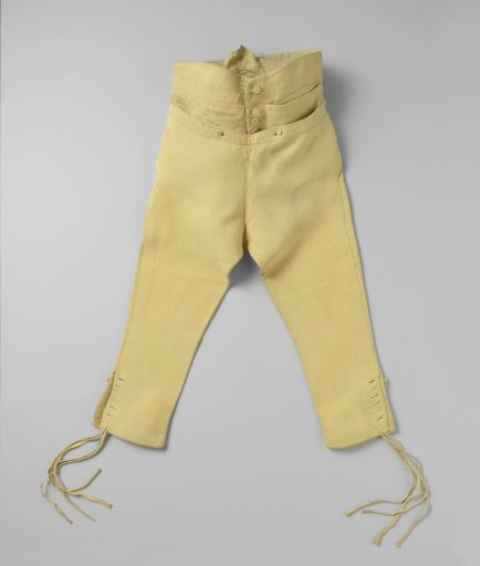Breeches or riding breeches of yellow deerskin, with knee fastening with six buttons and two laces; two pockets on the front of the waist