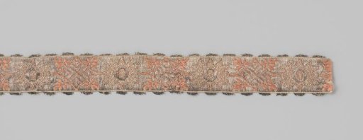 Ribbon of silk brocade; on a silver-colored background a continuous pattern of pink/orange squares and stars is applied