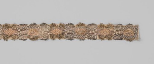 Ribbon of silk brocade; on a white background a repeating pattern consisting of two stylized motifs in silver and gold separated by a pink bar is applied