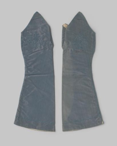 Mitten of grey-blue silk