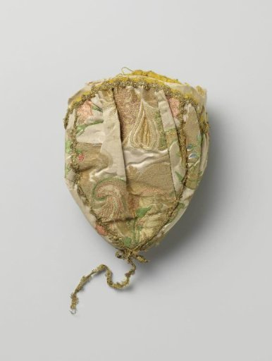 Pouch of gold brocade in a large floral pattern, on beige satin, trimmed with gold braid