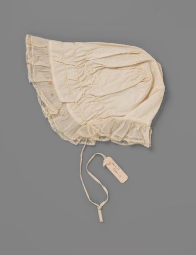 Cap of cotton with a gathered strip of cotton batiste