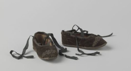 Shoe of black velvet