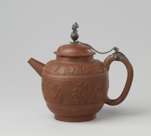 Theepot van rood steengoed met deksel met ketting van zilver
