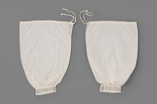 Under-sleeve of white cotton, wide model, with cuff featuring embroidery