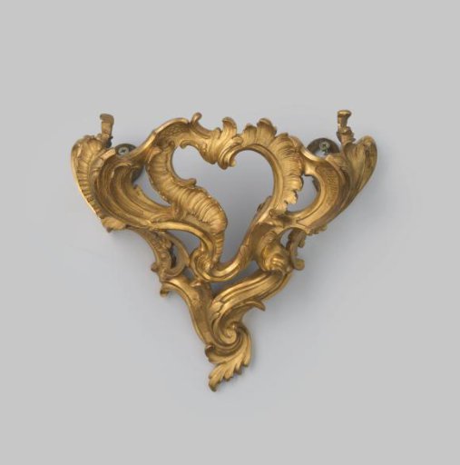 Console clock of gilded and chiseled bronze