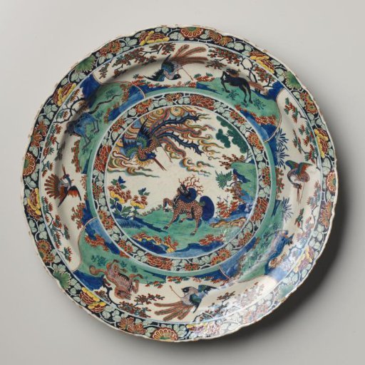 Shallow dish with scalloped rim and multicoloured decoration of dragons