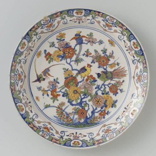 Schotel, veelkleurig beschilderd met Chinoiserie