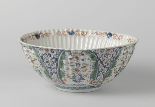 Round, ribbed bowl with a wolf on the bottom inside