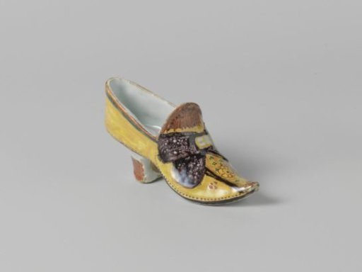 Yellow shoe with purple ribbon of faience