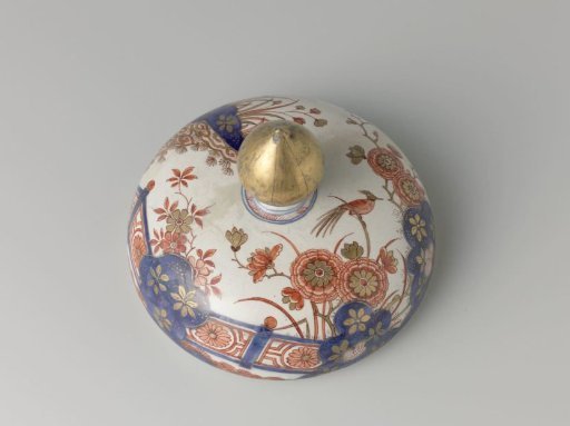 Lid of multicolour painted faience
