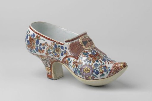 Shoe of multicolour painted faience