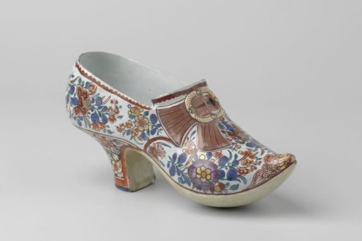Shoe of multicolour painted faience
