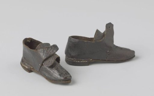 Puppet shoe of black leather