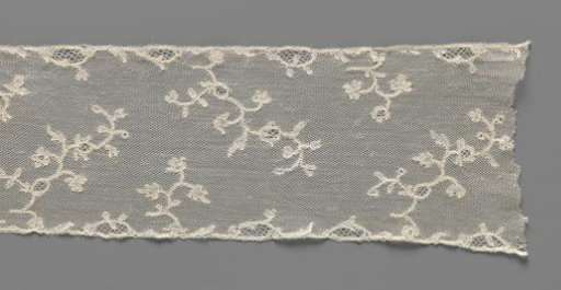 Cap border of bobbin lace with obliquely placed twisting flower branches