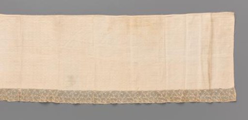 Altar cloth of linen damask with a border of bobbin lace with very open vine with C-shaped splits and knobs