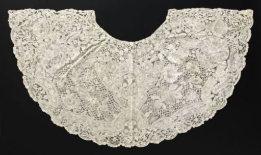 Canon's collar of bobbin lace with symmetrical pattern