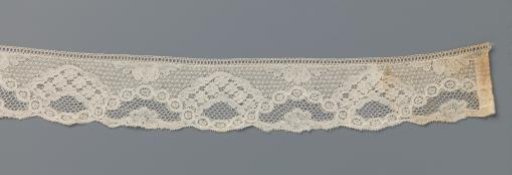 Strip of bobbin lace with fan-shaped arch with four-leaf clovers