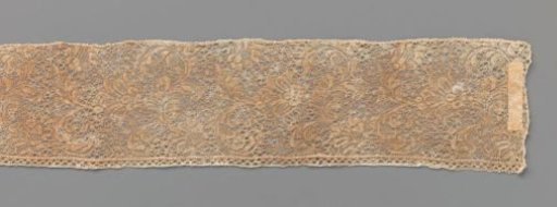 Strip of bobbin lace with palmette motifs arranged lengthwise