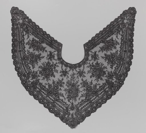Collar of black bobbin lace with bouquets