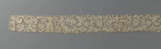 Strip or collar of needle lace with symmetrical pattern of flowers and curling feathered leaves