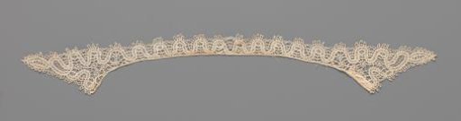 Collar of bobbin lace with garland in relief