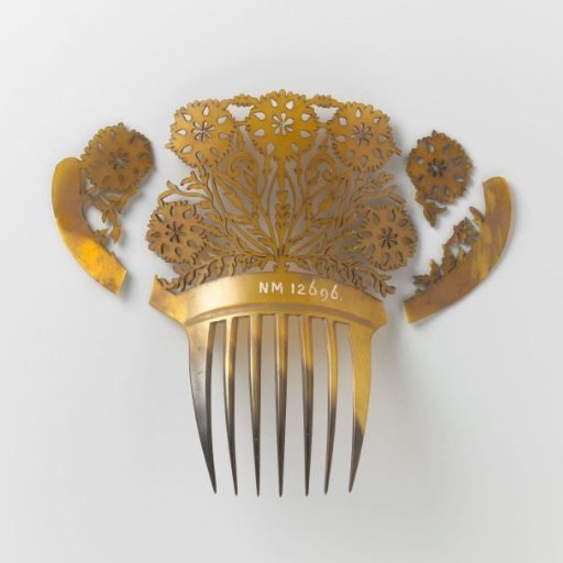 Hair comb of blonde tortoiseshell with seven teeth and an openwork carved back with five floral motifs