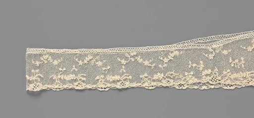 Engageante of needle lace with scattered flowers and openwork flowers