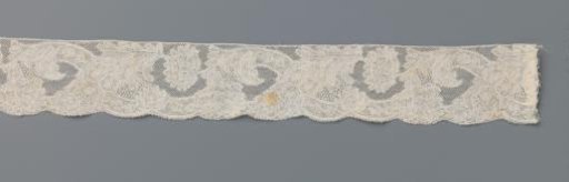 Strip of bobbin lace with omega-shaped ornamental band crossed by a plume and peonies