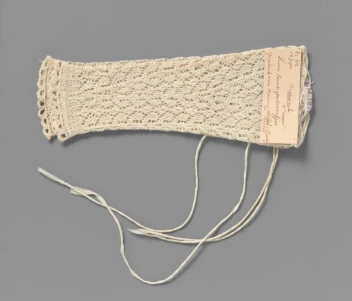 Mitt of white cotton in openwork knitting