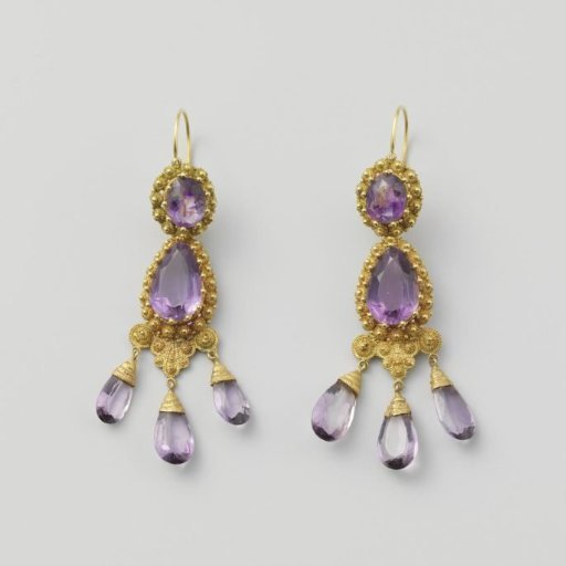 Pair of earrings of gold and amethyst