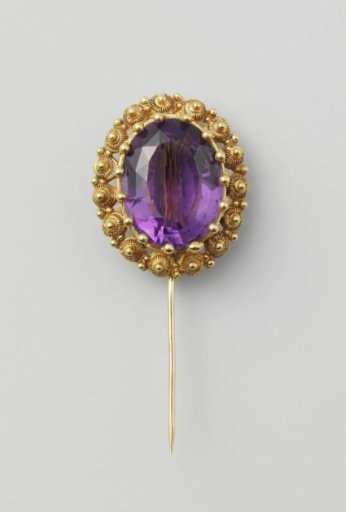 Pin of gold and amethyst