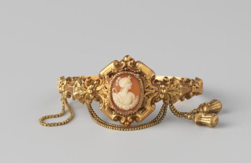 Bracelet of repoussé gold